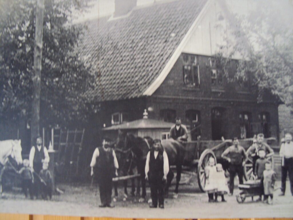 Bild zeigt das Wohnhaus und die Viehwaage ca. 1895